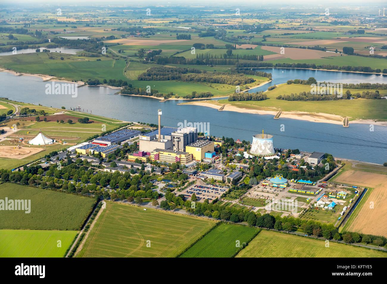 Wunderland Kalkar, parque de atracciones, una antigua central nuclear Kalkar am Rhein, núcleo de agua maravillosa pintado de refrigeración torre, Kalkar am Rhein, Kalkar, Foto de stock