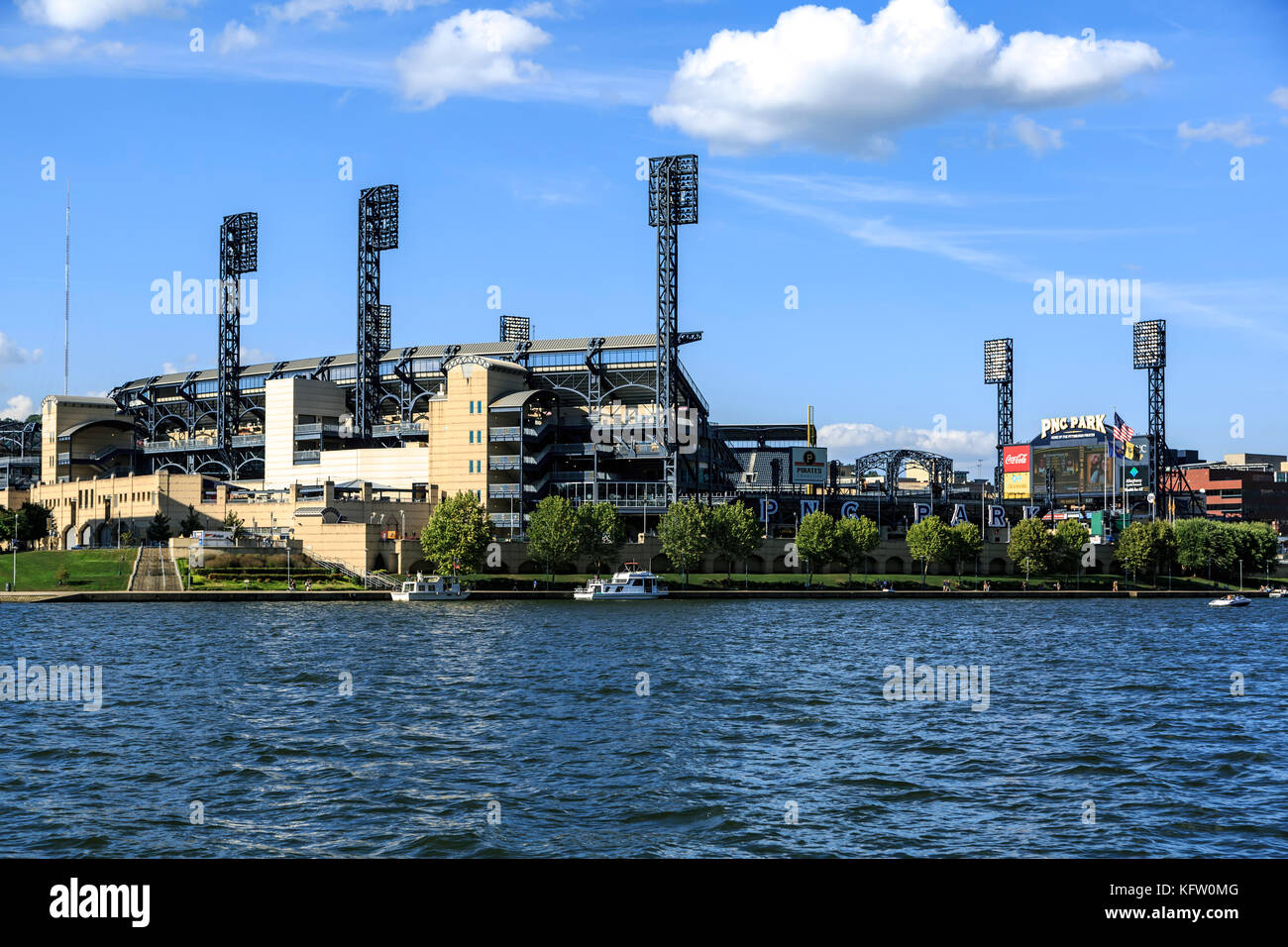 PNC Baseball Park (casa de los Pittsburgh Pirates Major League Baseball Team), y el Río Allegheny, Pittsburgh, Pensilvania, EE.UU. Foto de stock