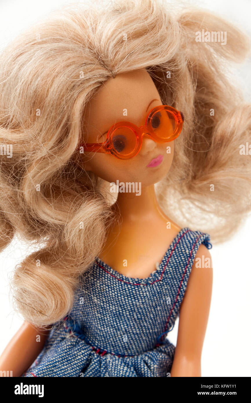 Vintage 1970 muñecas de plástico grande con el pelo rubio, con gafas de sol  y un vestido de verano Fotografía de stock - Alamy