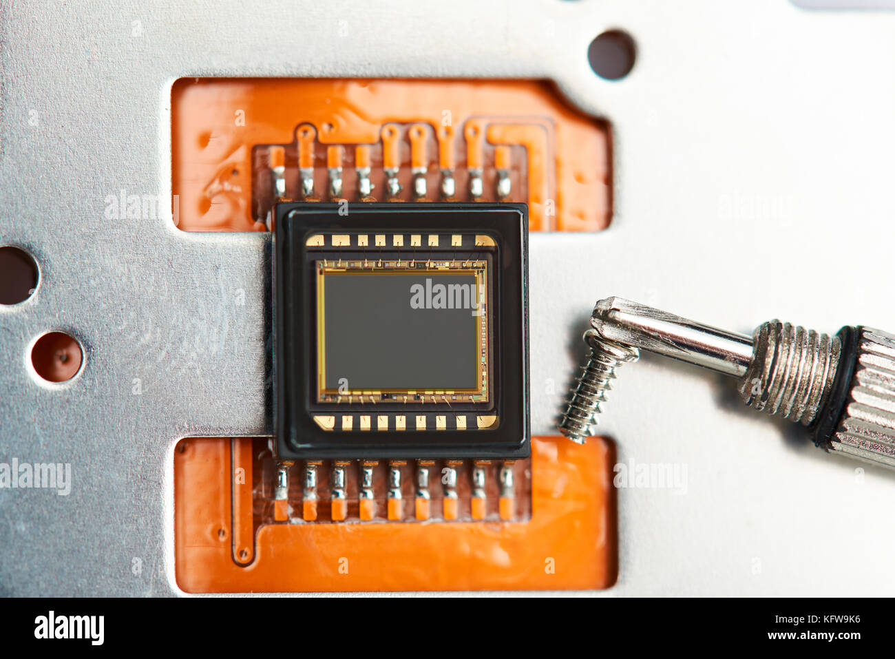 Teléfono cámara fotográfica moderna chip cerca en metal de fondo de acero Foto de stock