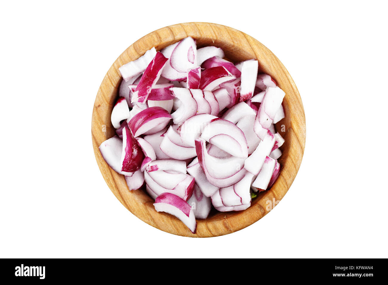 Cebolla Morada picada, en un plato, aislado en un fondo blanco