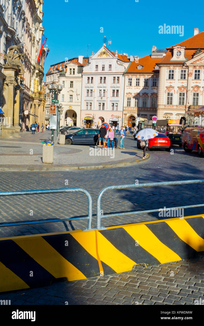 Barreras de bloques de hormigón, instalado en el otoño de 2017 por razones de seguridad, la plaza de la ciudad vieja de Praga, República Checa Foto de stock