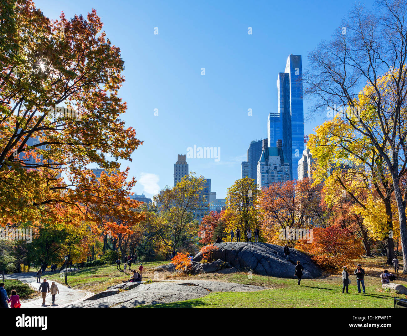 El Central Park de Nueva York, mirando hacia el horizonte de Manhattan, Nueva York, NY, EE.UU. Foto de stock