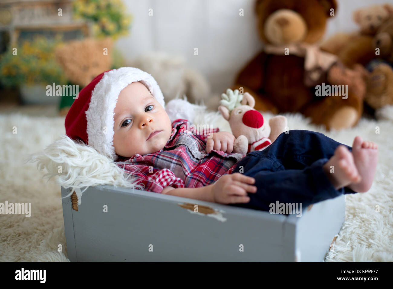 Retrato de Navidad poco lindo bebé recién nacido varón, vestido con ropa de  navidad y llevar gorro de Papá Noel, Foto de estudio, horario de invierno  Fotografía de stock - Alamy