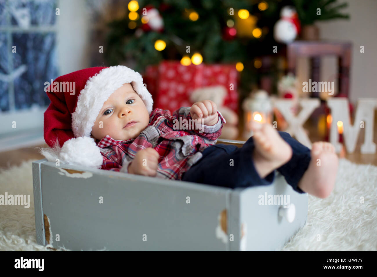 Retrato de Navidad lindo bebé recién nacido varón, vestido con ropa de navidad y llevar gorro de Papá Noel, Foto de estudio, horario de Fotografía de stock - Alamy