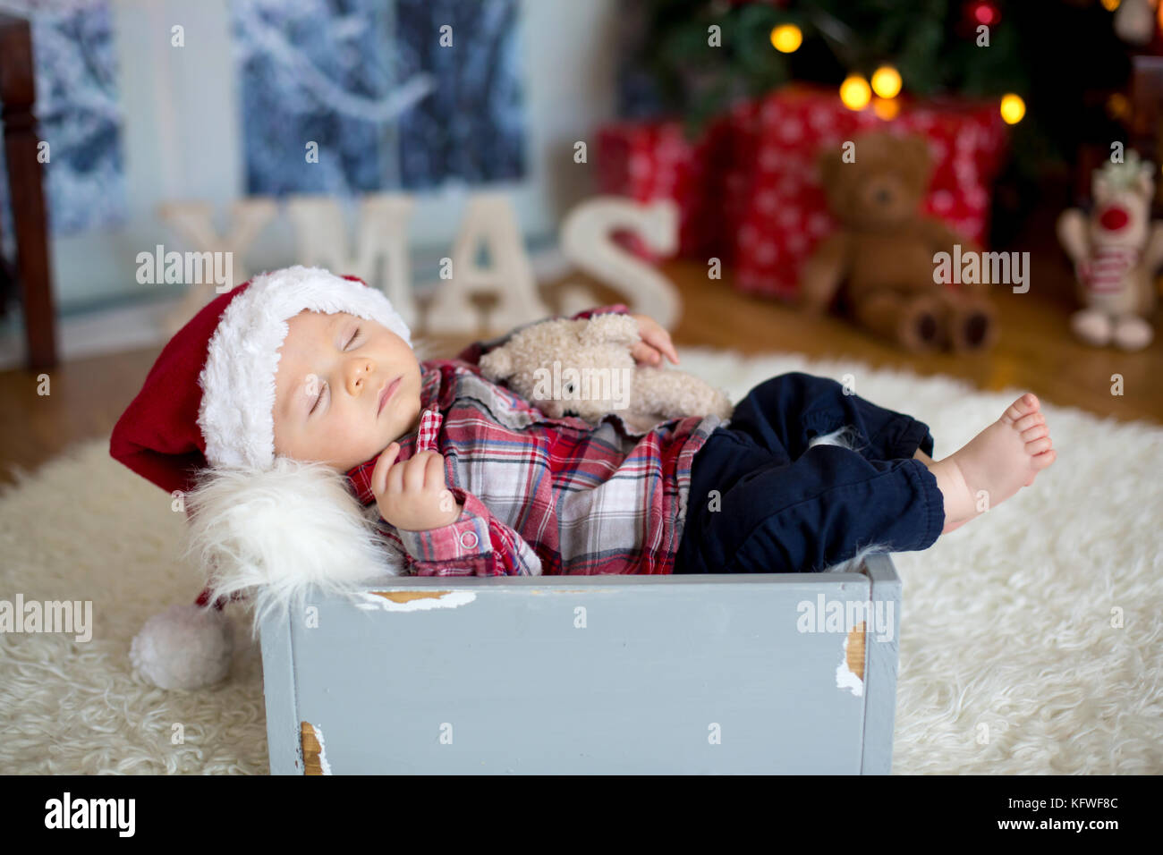 Retrato de Navidad lindo bebé varón recién nacido dormía, vestida con ropa  de navidad y llevar gorro de Papá Noel, Foto de estudio, horario de  invierno Fotografía de stock - Alamy