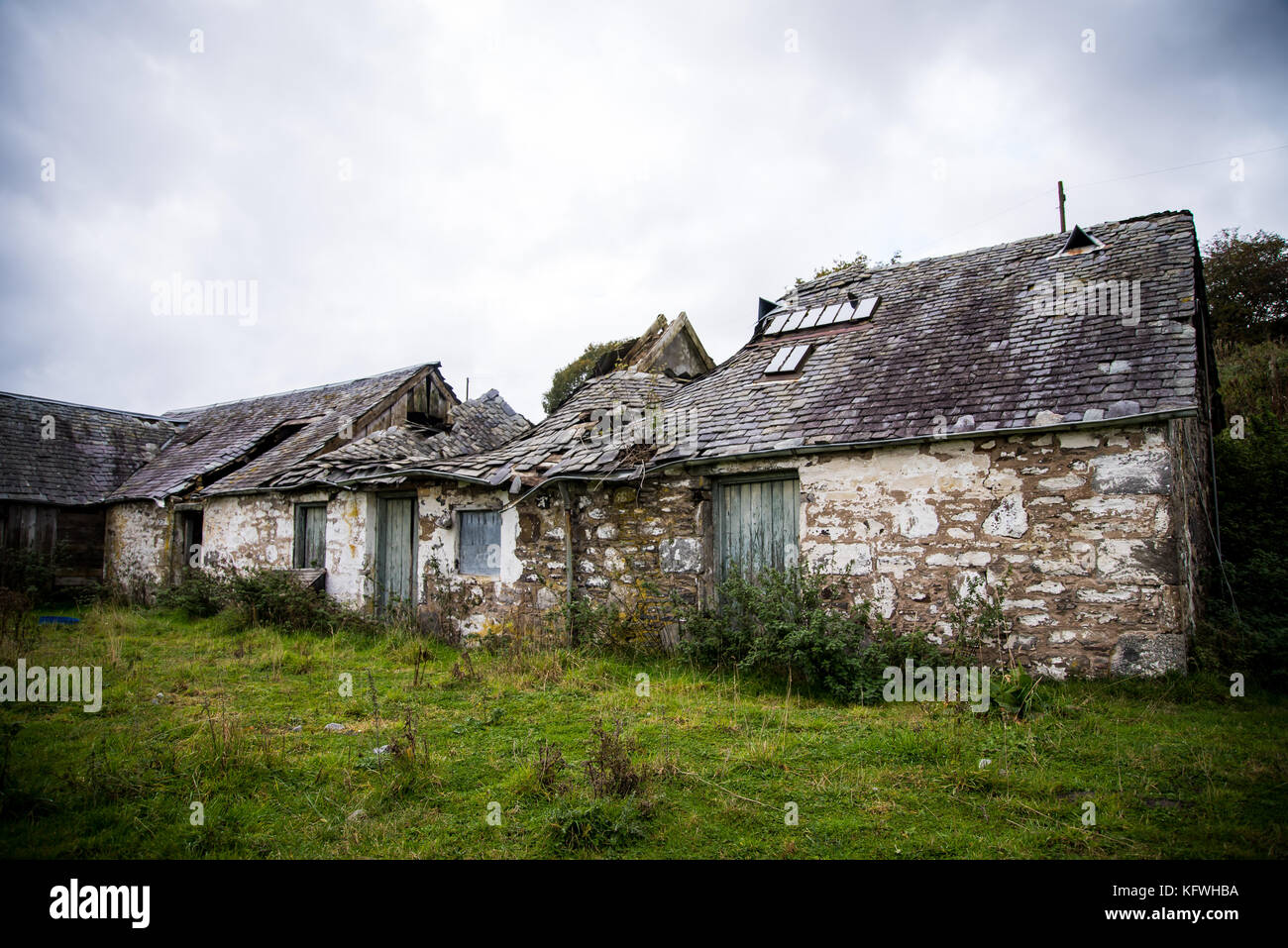 Una arruinada granja en Escocia, edificio abandonado Foto de stock