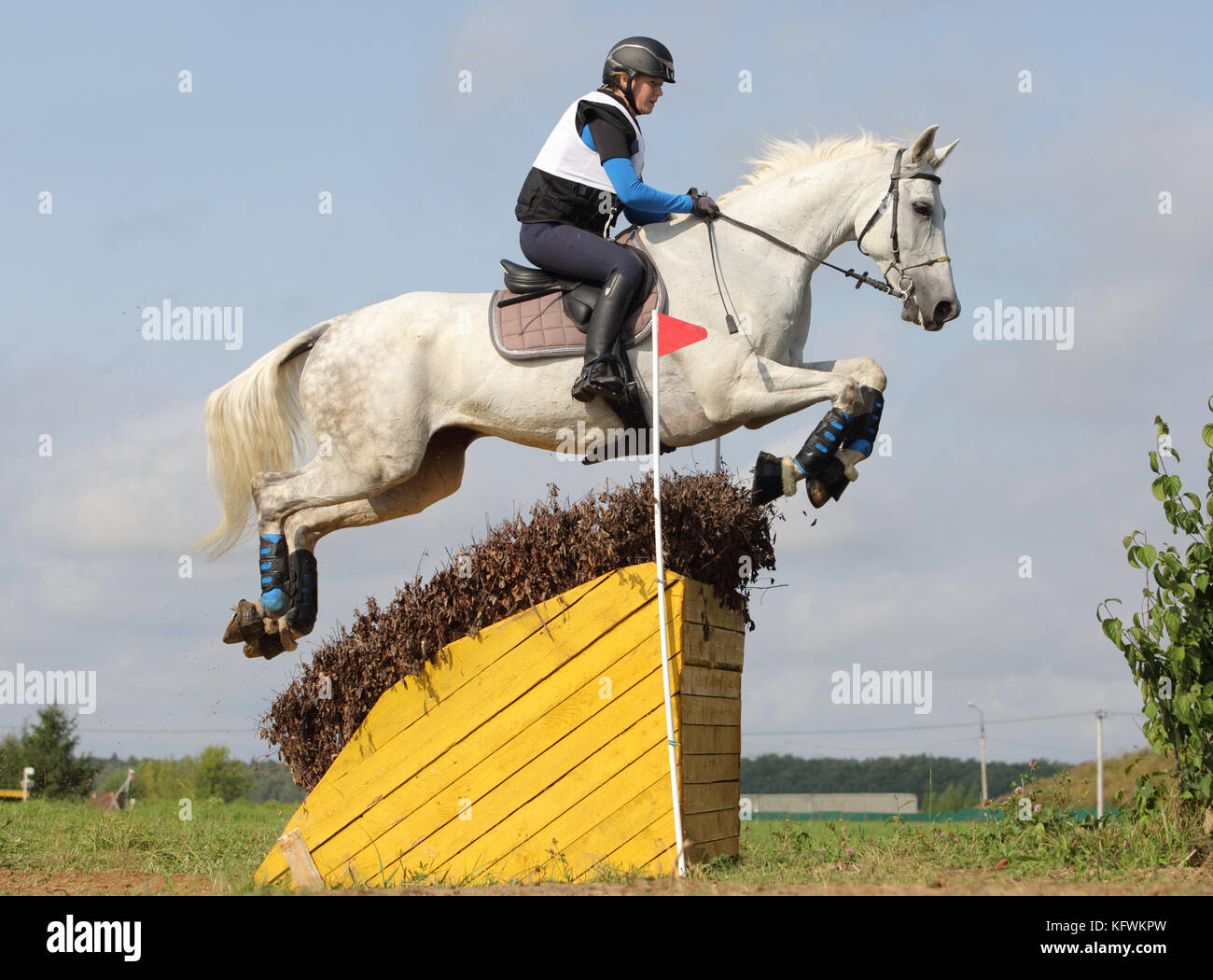 Competidor en el curso de cross country en el 2017 Moscú juicios caballo Foto de stock