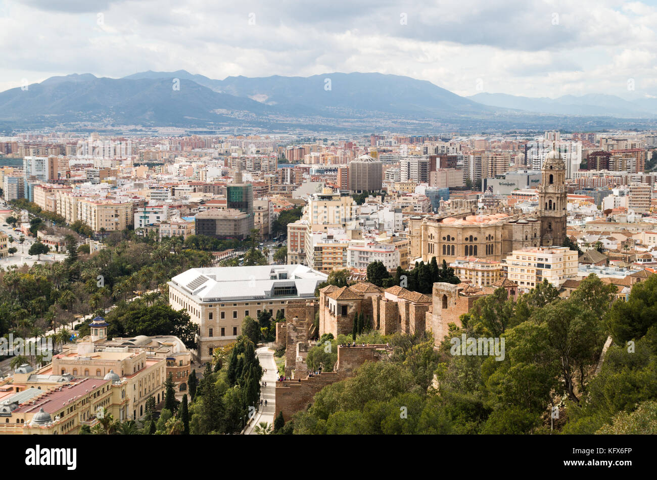 Una vista de la ciudad de Málaga con la parroquia de Santiago Apóstol en primer plano como se ve desde la colina del castillo con las montañas en el fondo. Foto de stock