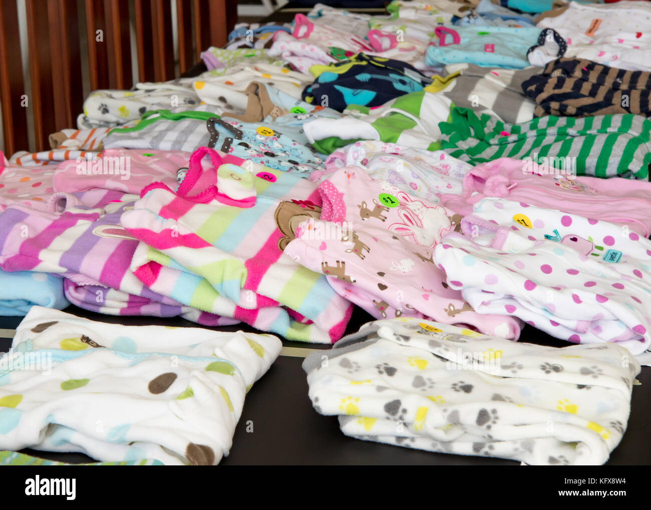 Pijamas infantiles en exhibición en el Suburban venta de garaje Fotografía  de stock - Alamy