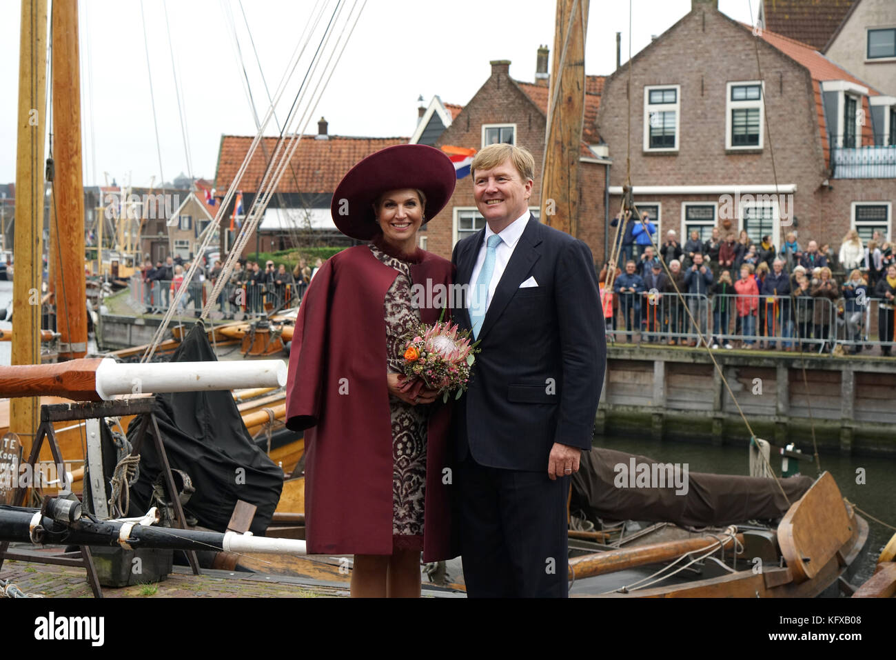 Rey Willem-Alexander en Reina de los Países Bajos Maxima visitando el puerto de Spakenburg. En el fondo el viejo pescador barcos llamados "botters'. Foto de stock