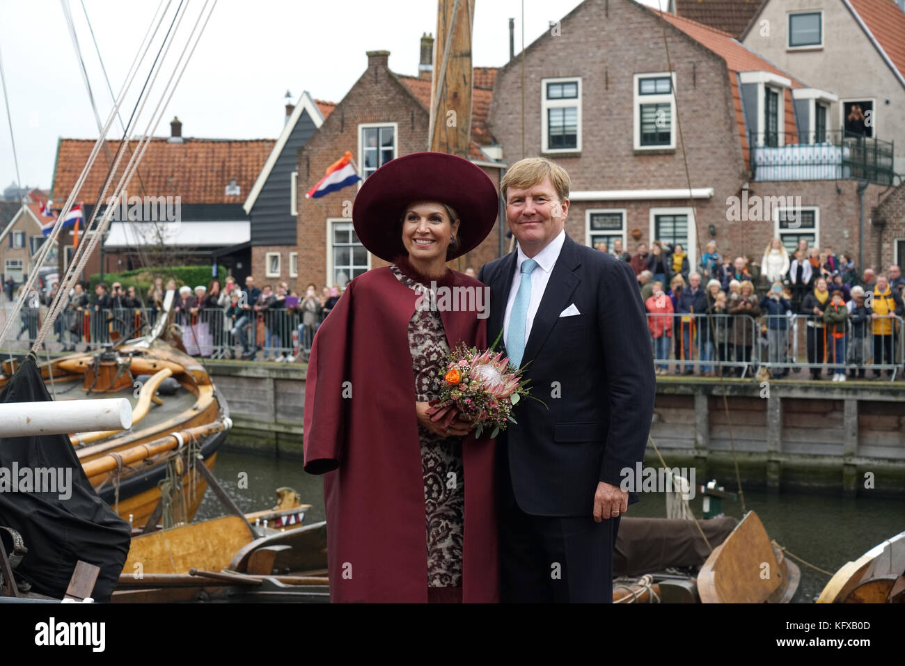 Rey Willem-Alexander en Reina de los Países Bajos Maxima visitando el puerto de Spakenburg. En el fondo el viejo pescador barcos llamados "botters'. Foto de stock