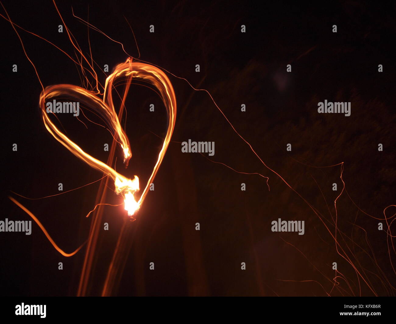 Corazón brillando en la oscuridad. Foto de stock