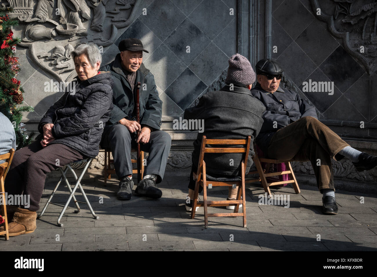 Los ancianos sentados y socializar, Shanghai Foto de stock