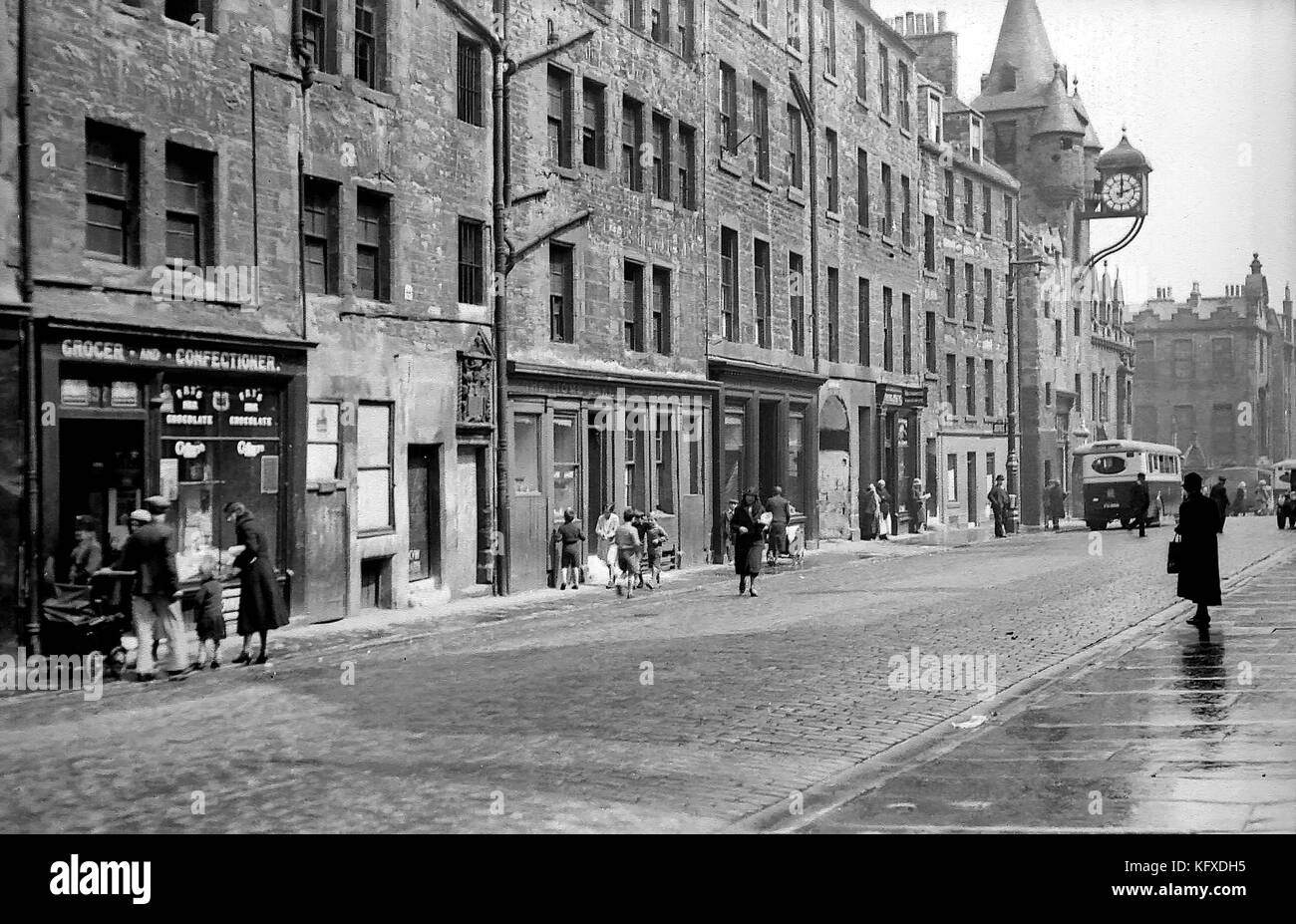 Archivado de imágenes en blanco y negro de una calle en Edimburgo, Escocia, en 1934 Foto de stock