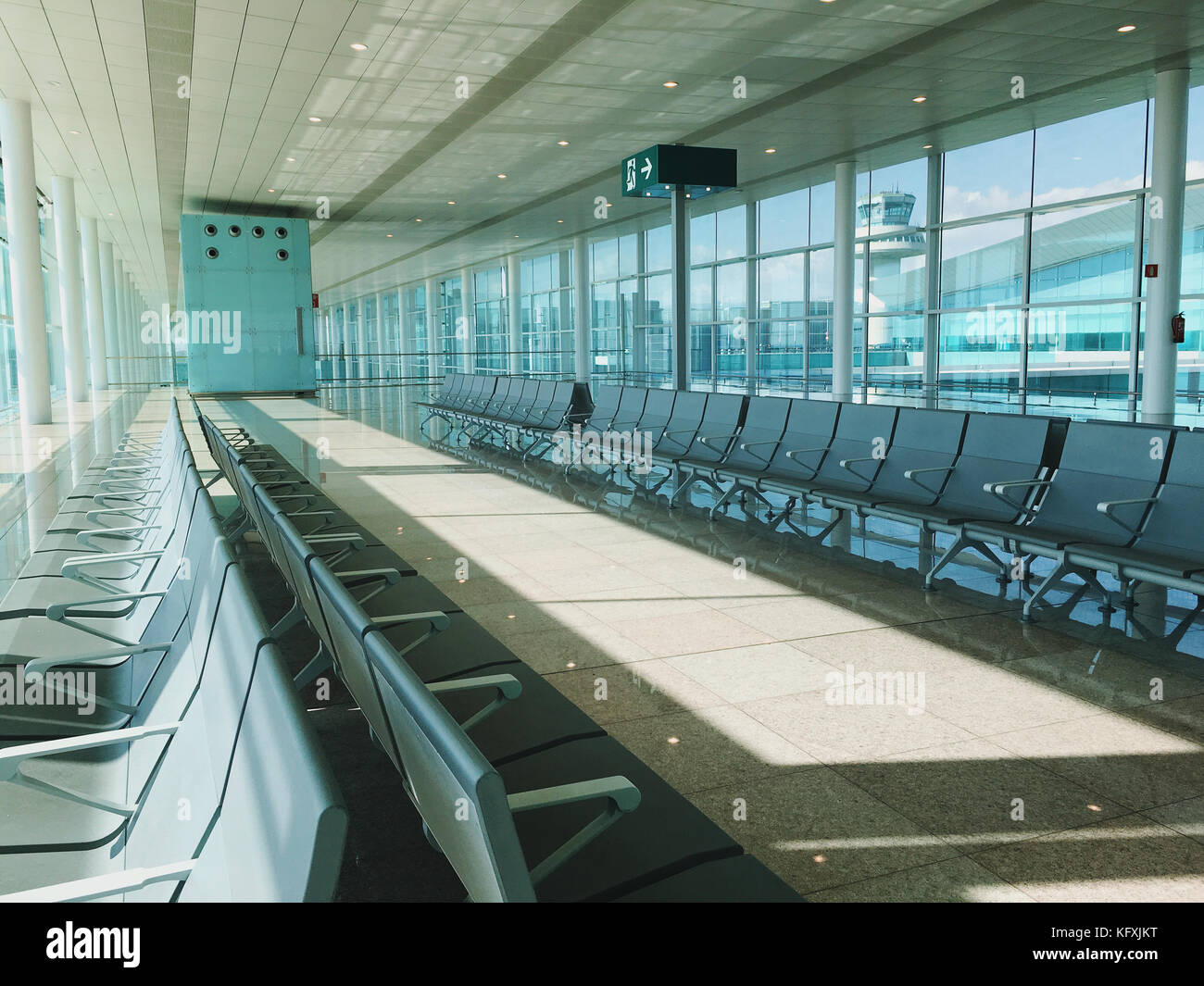 Una imagen de una nueva sala de embarque en la terminal del aeropuerto. asientos vacíos. Foto de stock