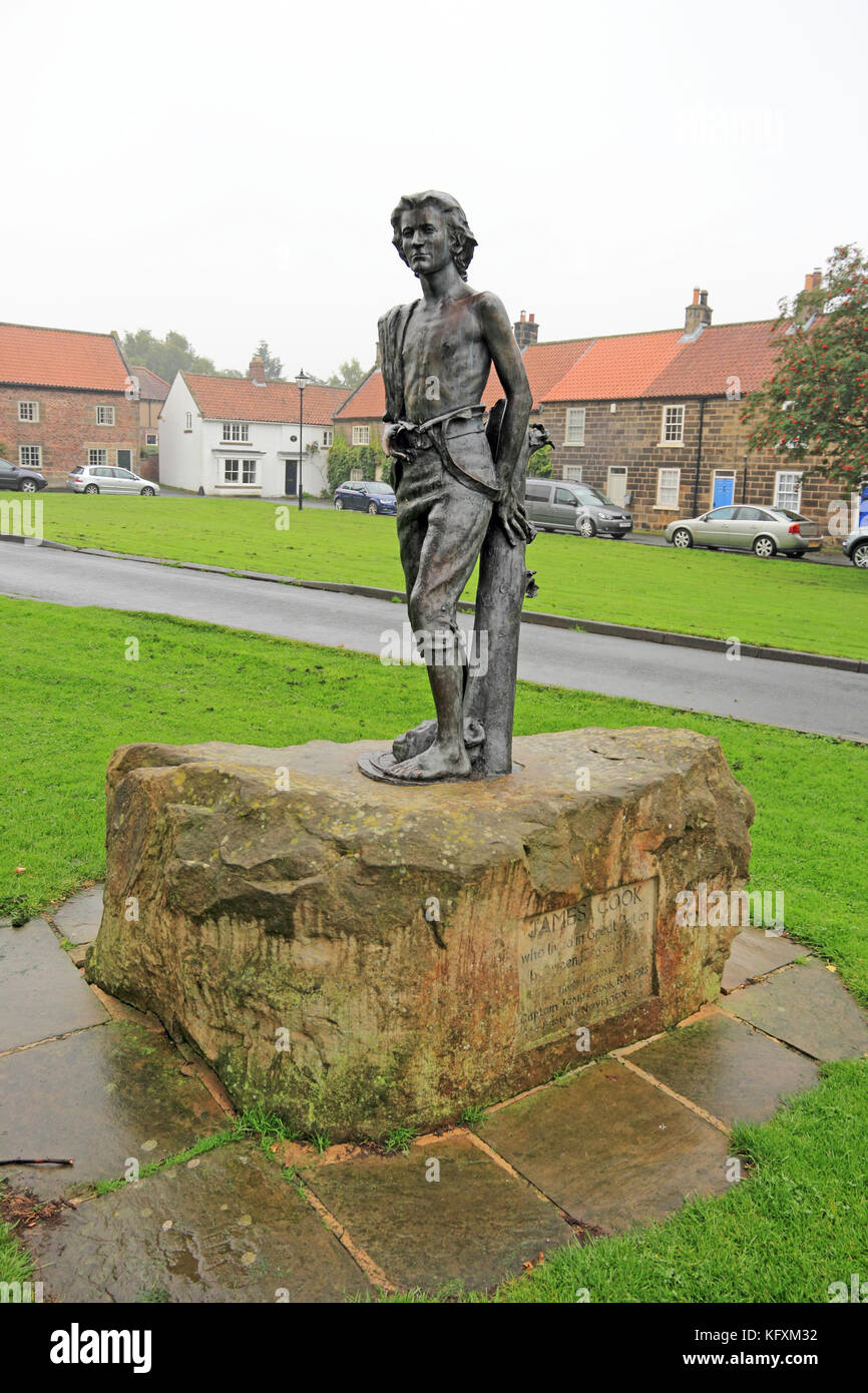 Estatua de un joven capitán James Cook, el explorador, que vivió en el Gran Ayton Foto de stock