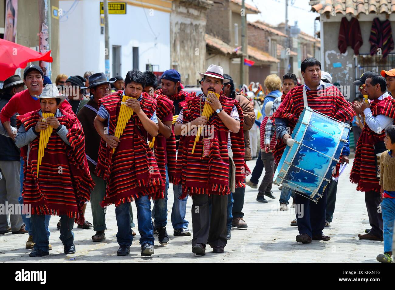 Grupo de música de ponchos con siku, panflute, festividad de la virgen del  Rosario, Tarabuco, Chuquisaca, Bolivia Fotografía de stock - Alamy