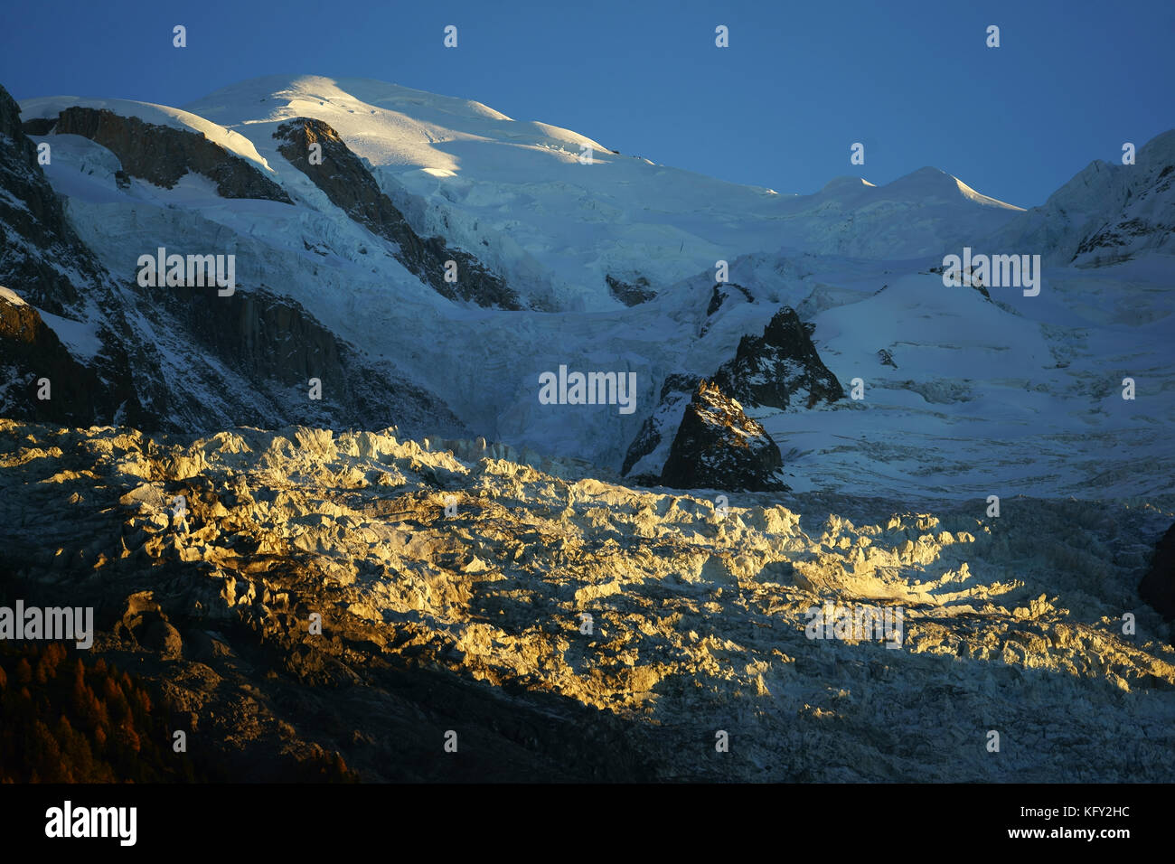 El Mont Blanc visto desde Chamonix a finales del atardecer de otoño, Alpes franceses, Francia Foto de stock