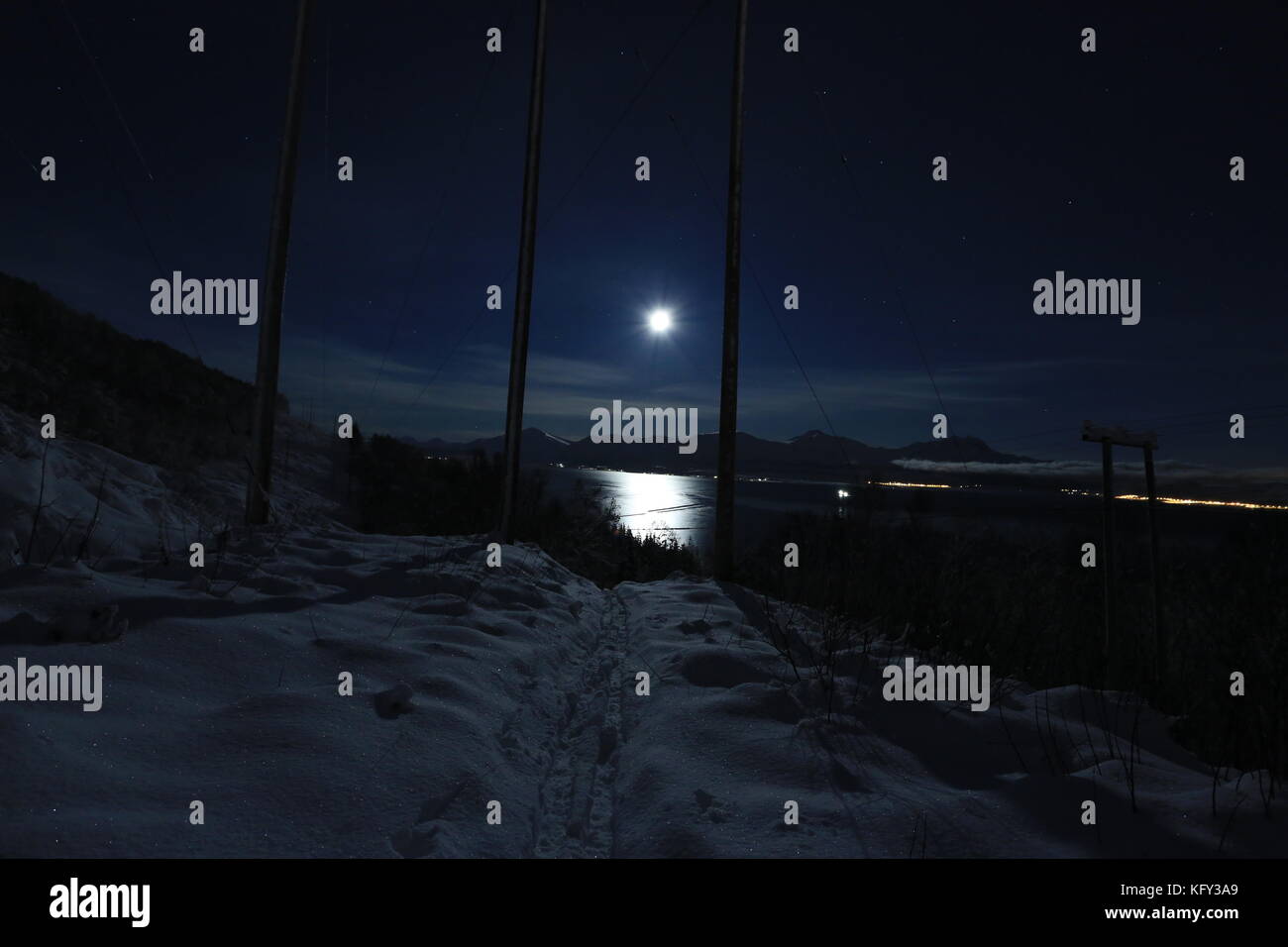 Canaleta Skitraces Pwerlines, clara noche de invierno, la luna y las estrellas Foto de stock
