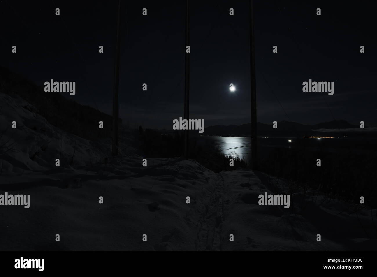 Canaleta Skitraces Pwerlines, clara noche de invierno, la luna y las estrellas Foto de stock