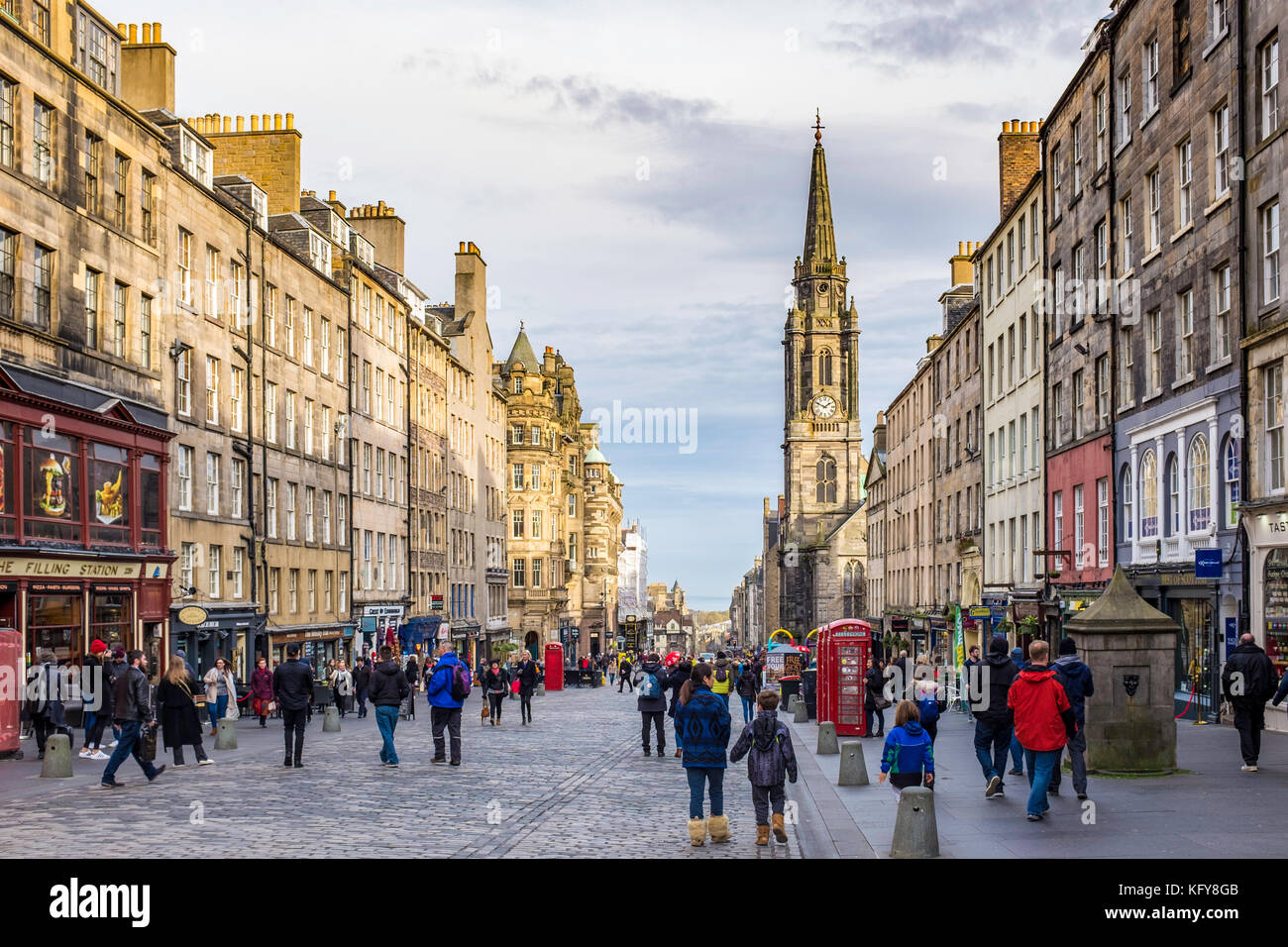 Pessoas Em Torno De Um Artista De Rua Na Rua Royal Miles, Edimburgo,  Escócia Imagem de Stock Editorial - Imagem de milha, arquitetura: 198065149