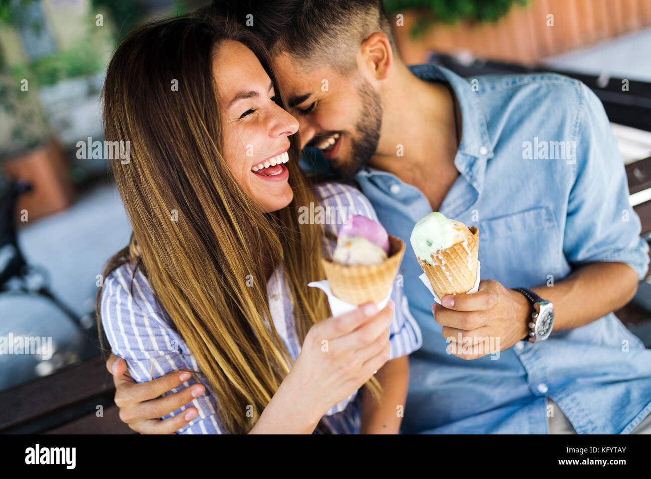 Pareja comiendo helado fotografías e imágenes de alta resolución - Alamy
