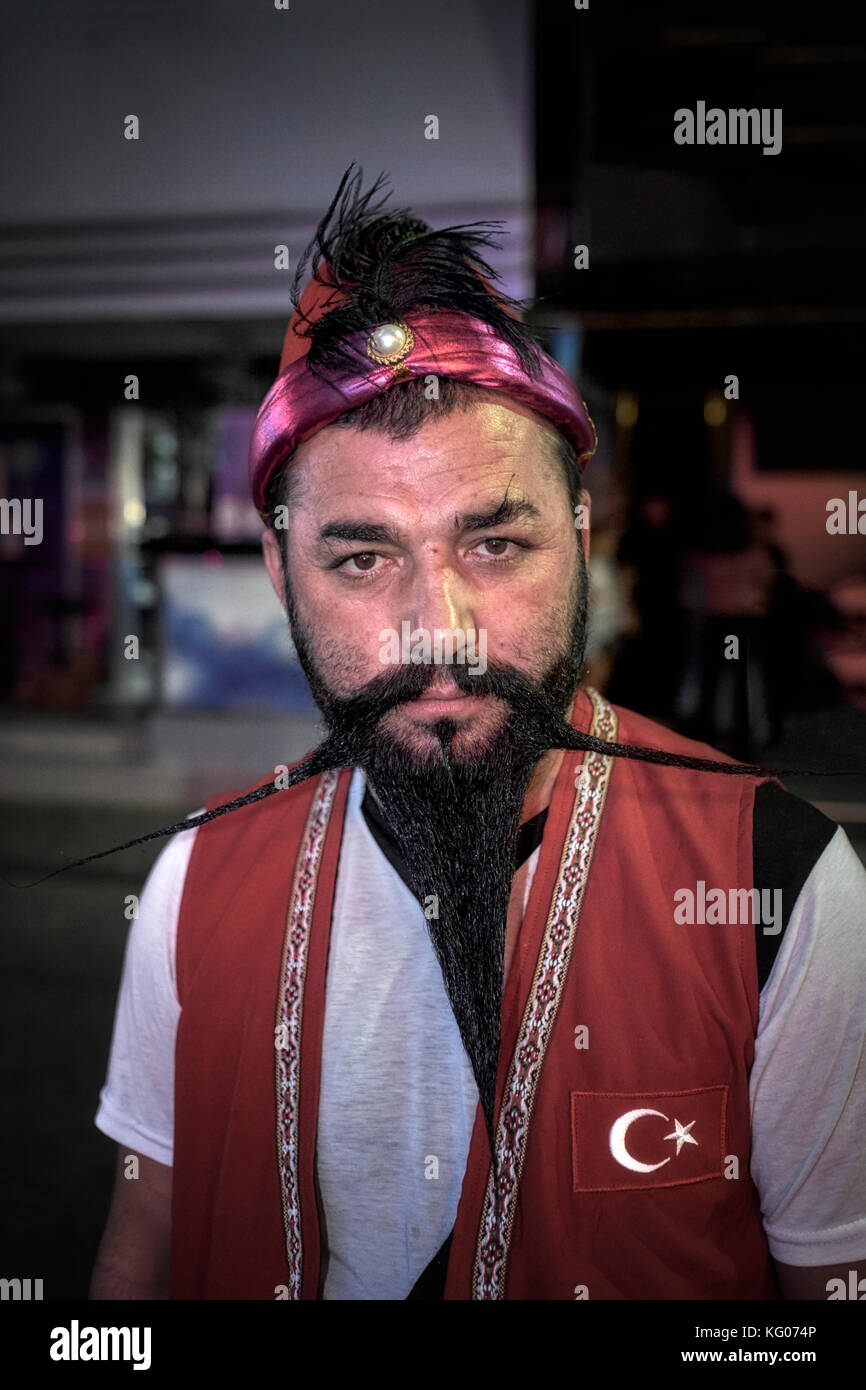 El bigote, con un hombre turco bien arreglado y desarrollado durante 4 años el bigote y barba. Turco tradicional Foto de stock