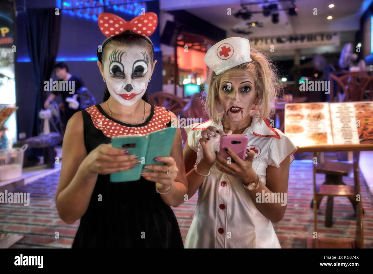Halloween. Dos mujeres con maquillaje y disfraces de Halloween Fotografía  de stock - Alamy