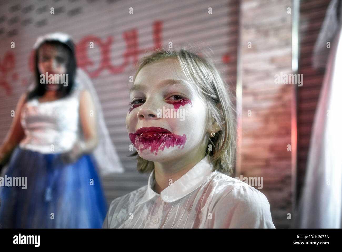 Young girl zombie face paint in fotografías e imágenes de alta resolución -  Alamy