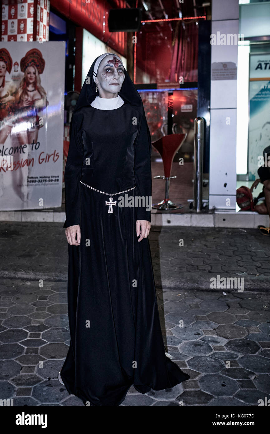Halloween. Mujer vestida como una monja Zombie asustadiza. horrible  maquillaje disfraz Fotografía de stock - Alamy