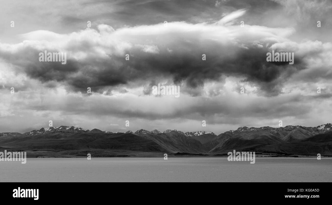 Nubes de tormenta sobre el lago Tekapo Foto de stock