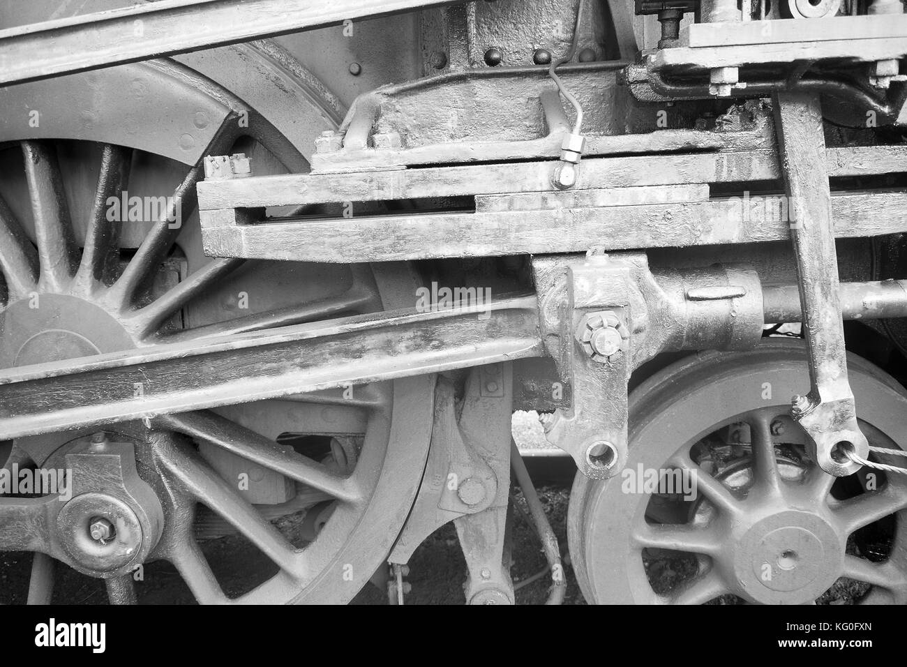Vintage las ruedas de los trenes en una vieja locomotora esperando resoration Foto de stock