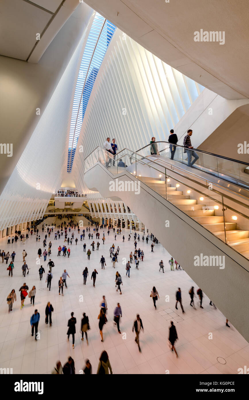 Vista interior de la oculus, Westfield World Trade Center. Concentrador de transporte diseñado por Santiago Calatrava. El distrito financiero, la ciudad de Nueva York Foto de stock