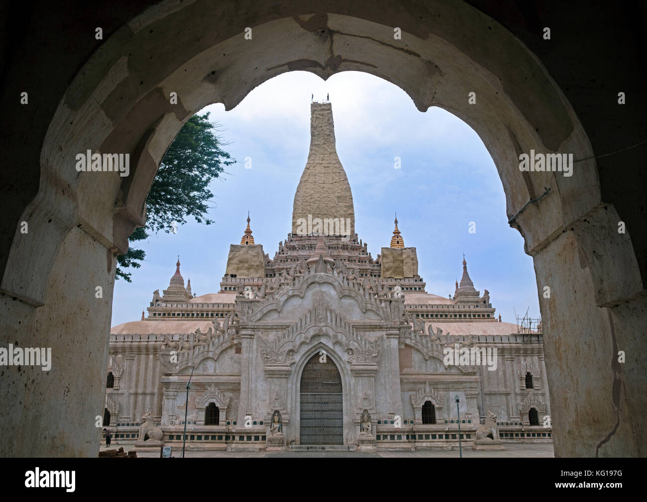 El Templo de Ananda en bagan / pagana, stupa dañadas por el sismo de 1975, la región de Mandalay, Myanmar/Birmania Foto de stock