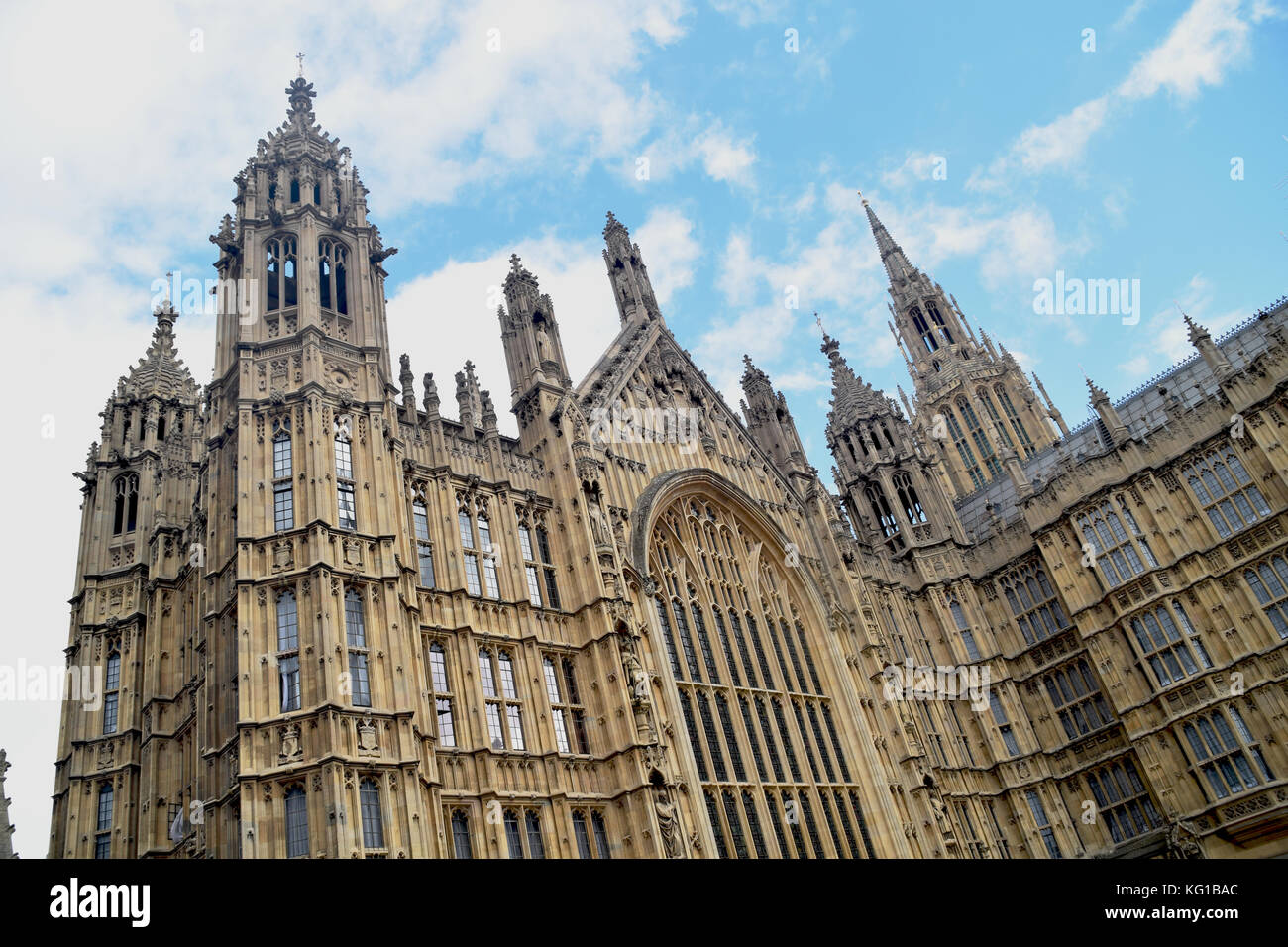 El Parlamento del Reino Unido, conocida casa del parlamento, el edificio del parlamento británico - día soleado - palacio de verano de Westminster House of Lords Foto de stock
