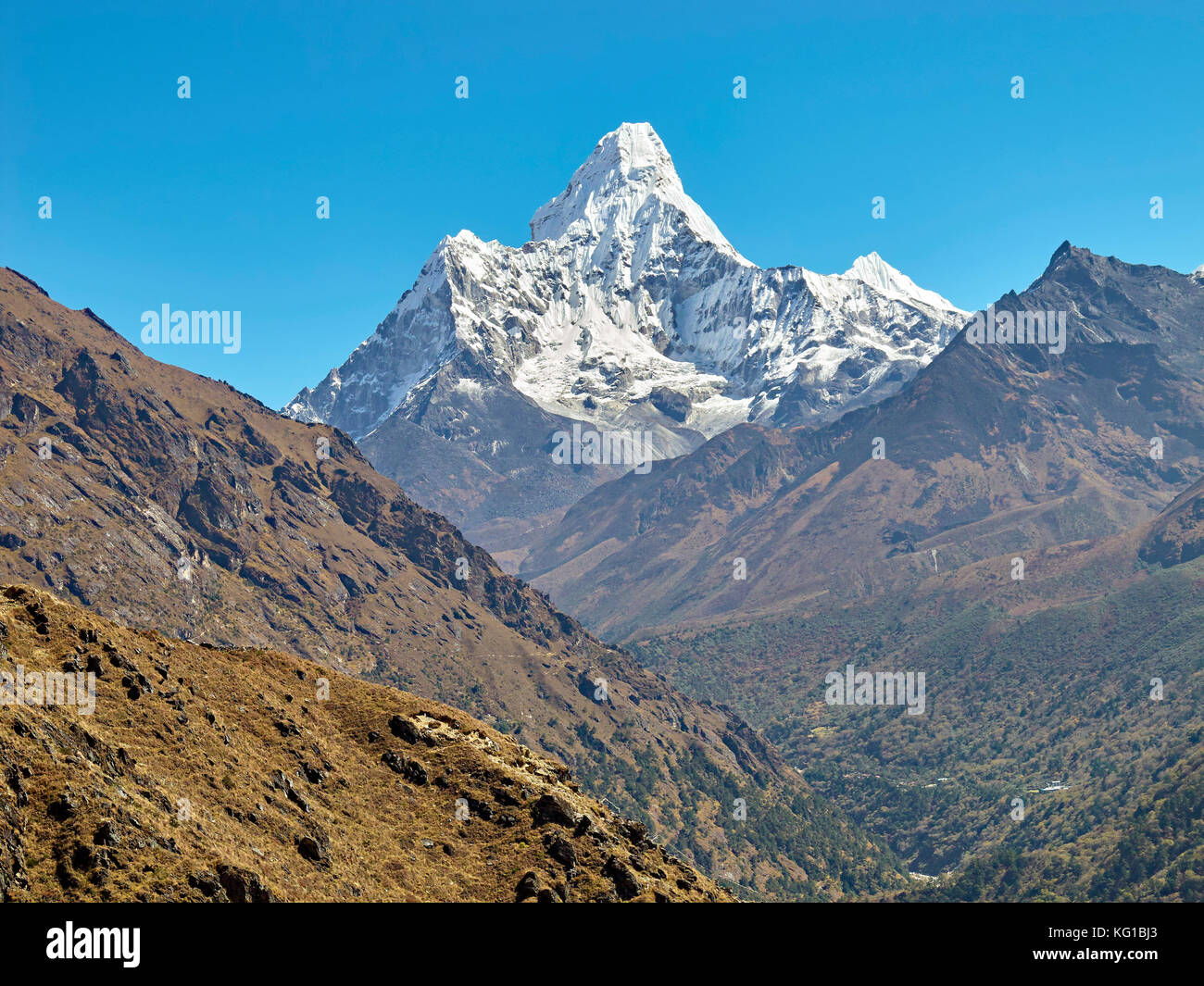 El ama dablam montaña. el pico principal es de 6812 metros, el Everest región del Himalaya, Nepal. Foto de stock