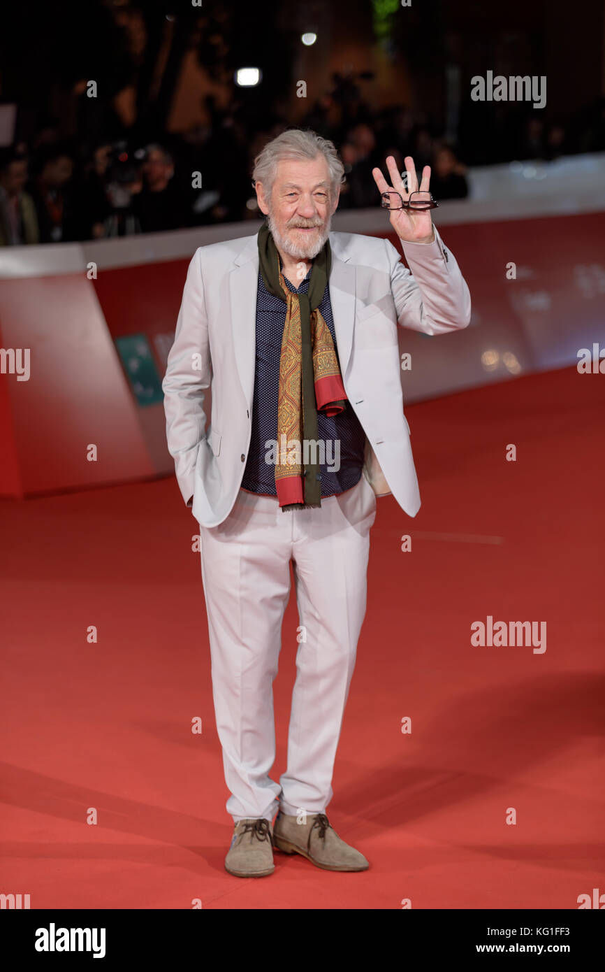 Roma, Italia. 01 Nov, 2017. Ian McKellen camina una alfombra roja durante la 12Roma Film Fest en el Auditorium Parco della Musica, el 1 de noviembre de 2017 en Roma, Italia. Crédito: Polifoto/Alamy Live News Foto de stock