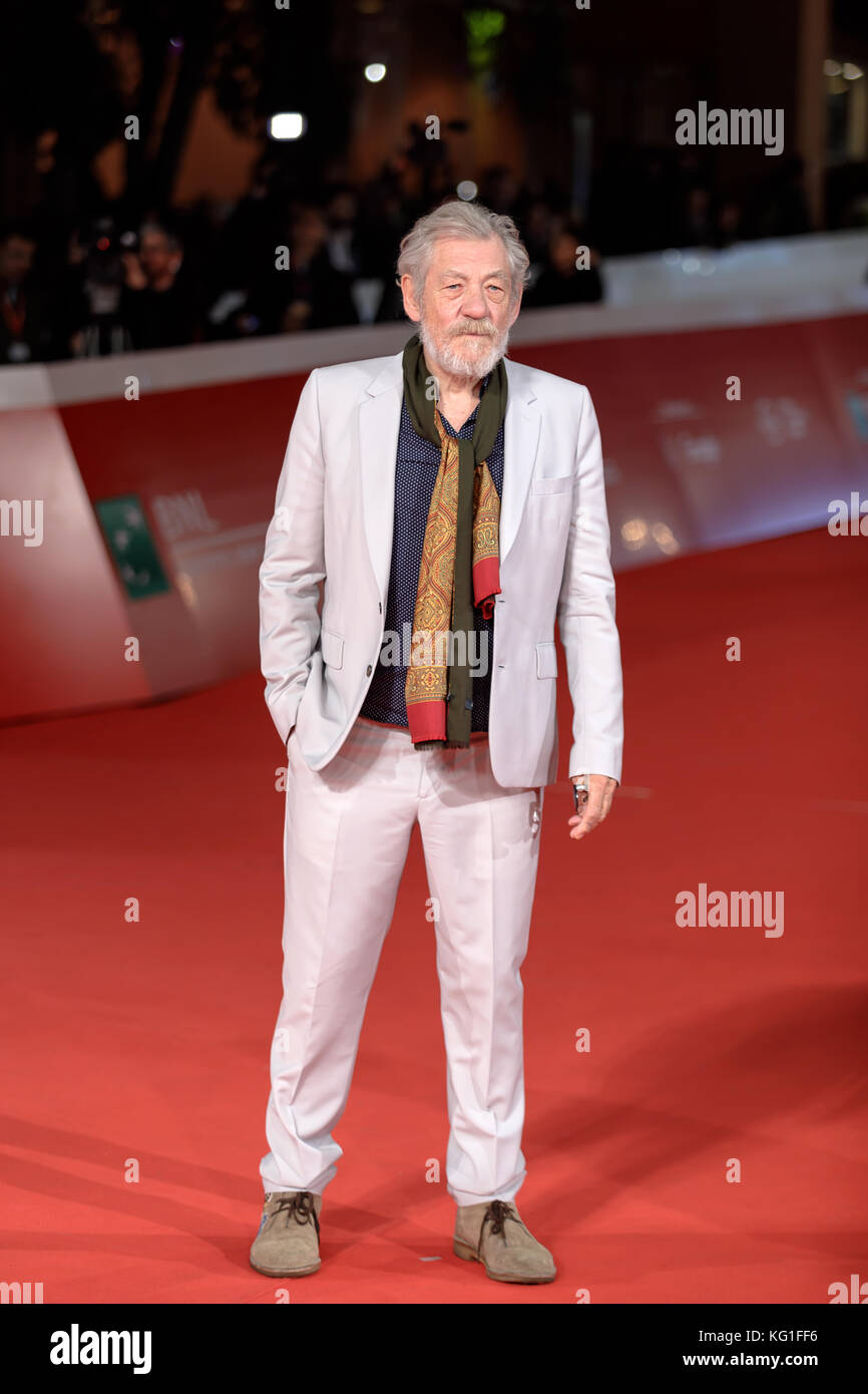Roma, Italia. 01 Nov, 2017. Ian McKellen camina una alfombra roja durante la 12Roma Film Fest en el Auditorium Parco della Musica, el 1 de noviembre de 2017 en Roma, Italia. Crédito: Polifoto/Alamy Live News Foto de stock