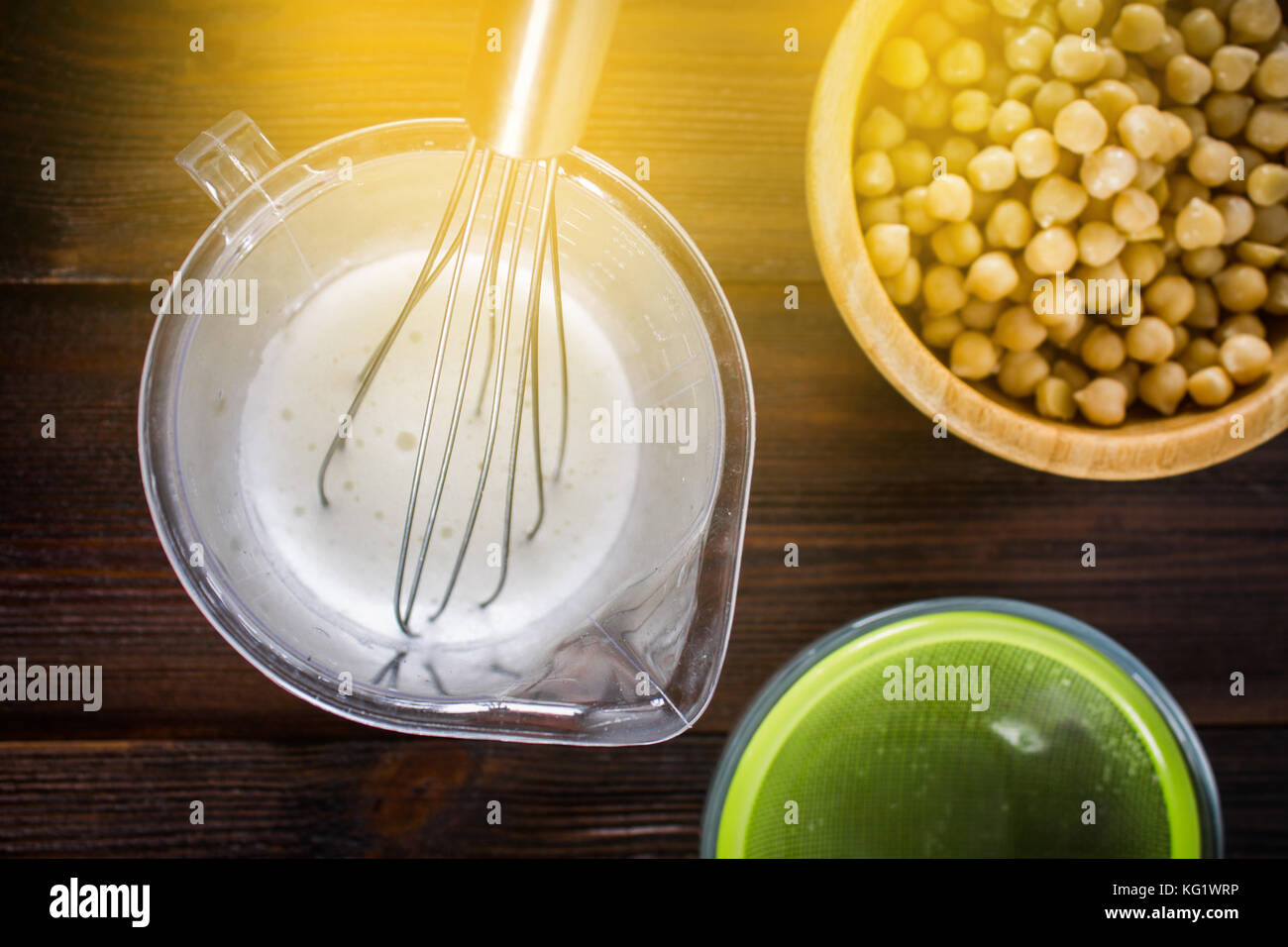Garbanzo salmuera el agua líquida del drenaje. Vegan Aquafaba