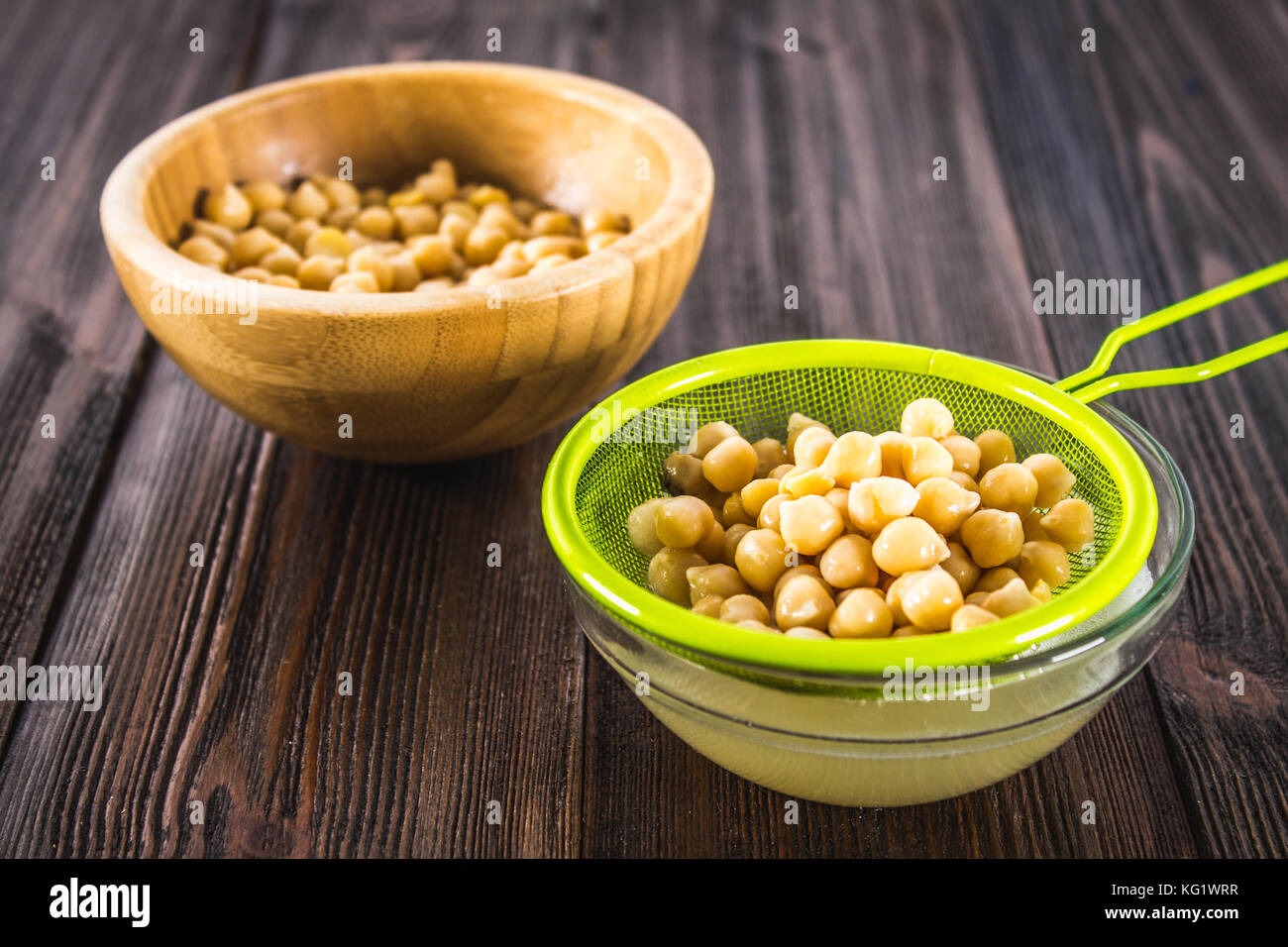 Garbanzo salmuera el agua líquida del drenaje. vegan aquafaba