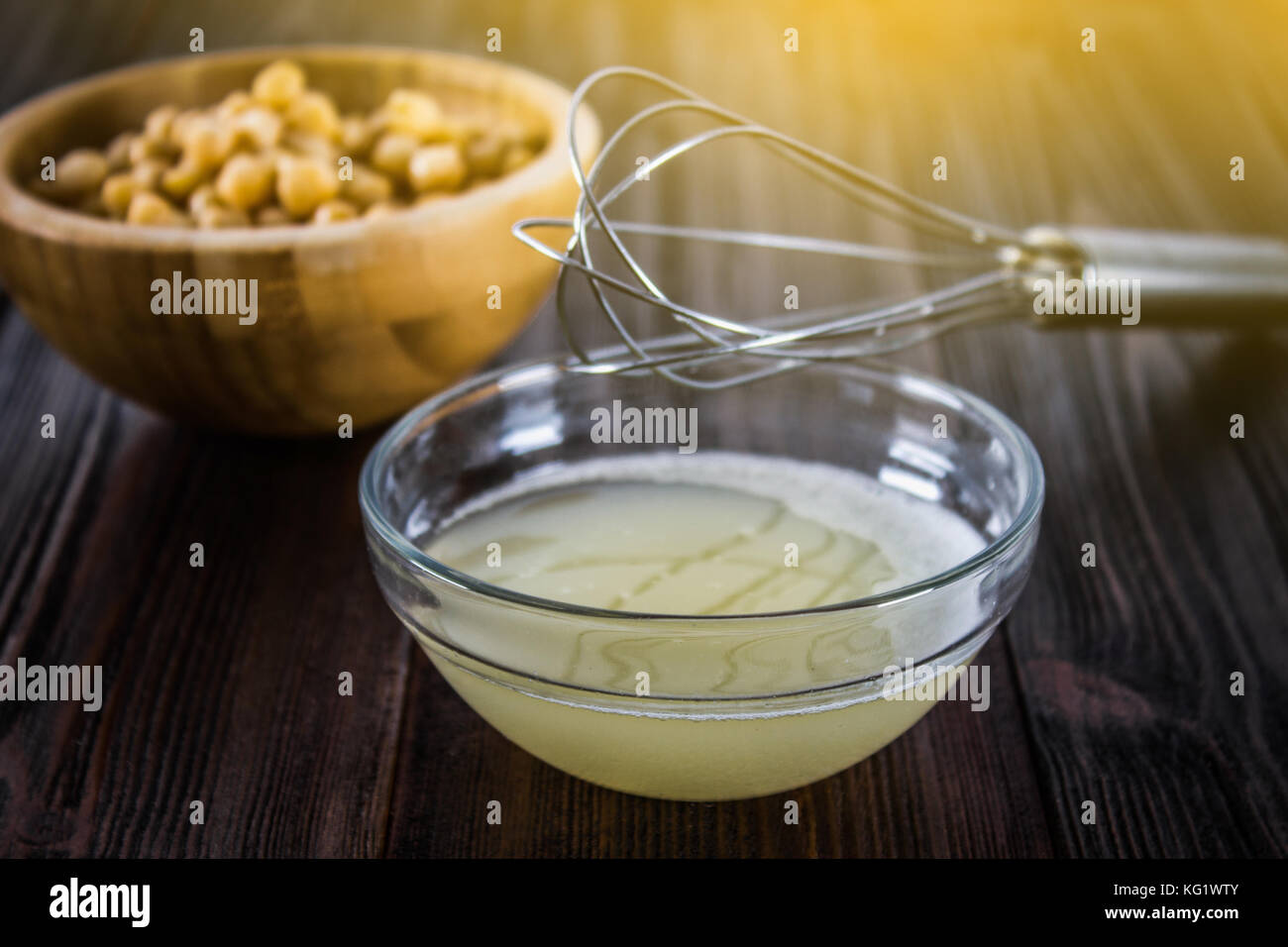 Garbanzo salmuera el agua líquida del drenaje. Vegan Aquafaba