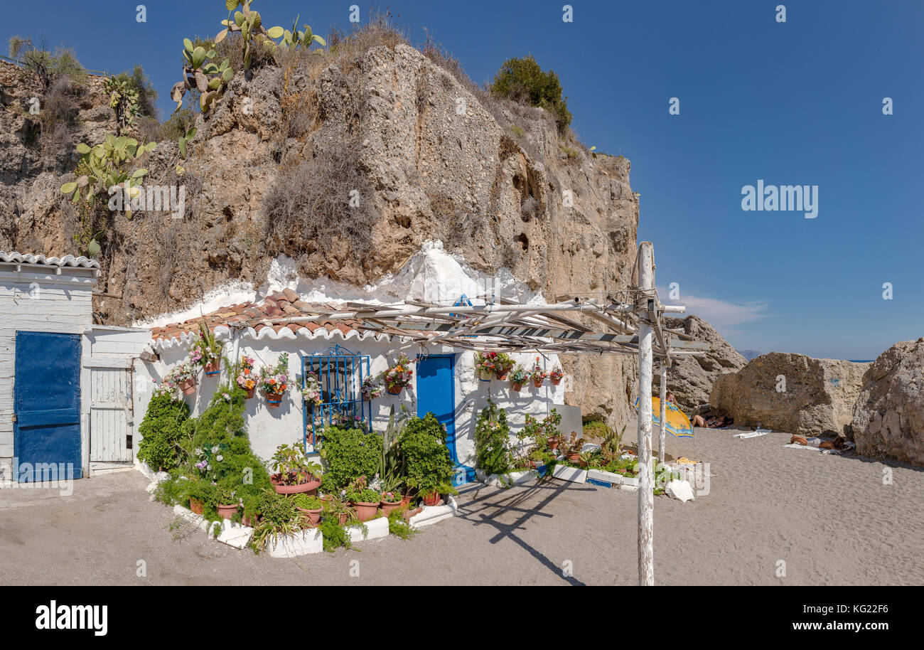 Una casa cueva en la playa de Calahonda, España *** título Local *** casa, Verano, playa, Jardín, acantilado, Foto de stock