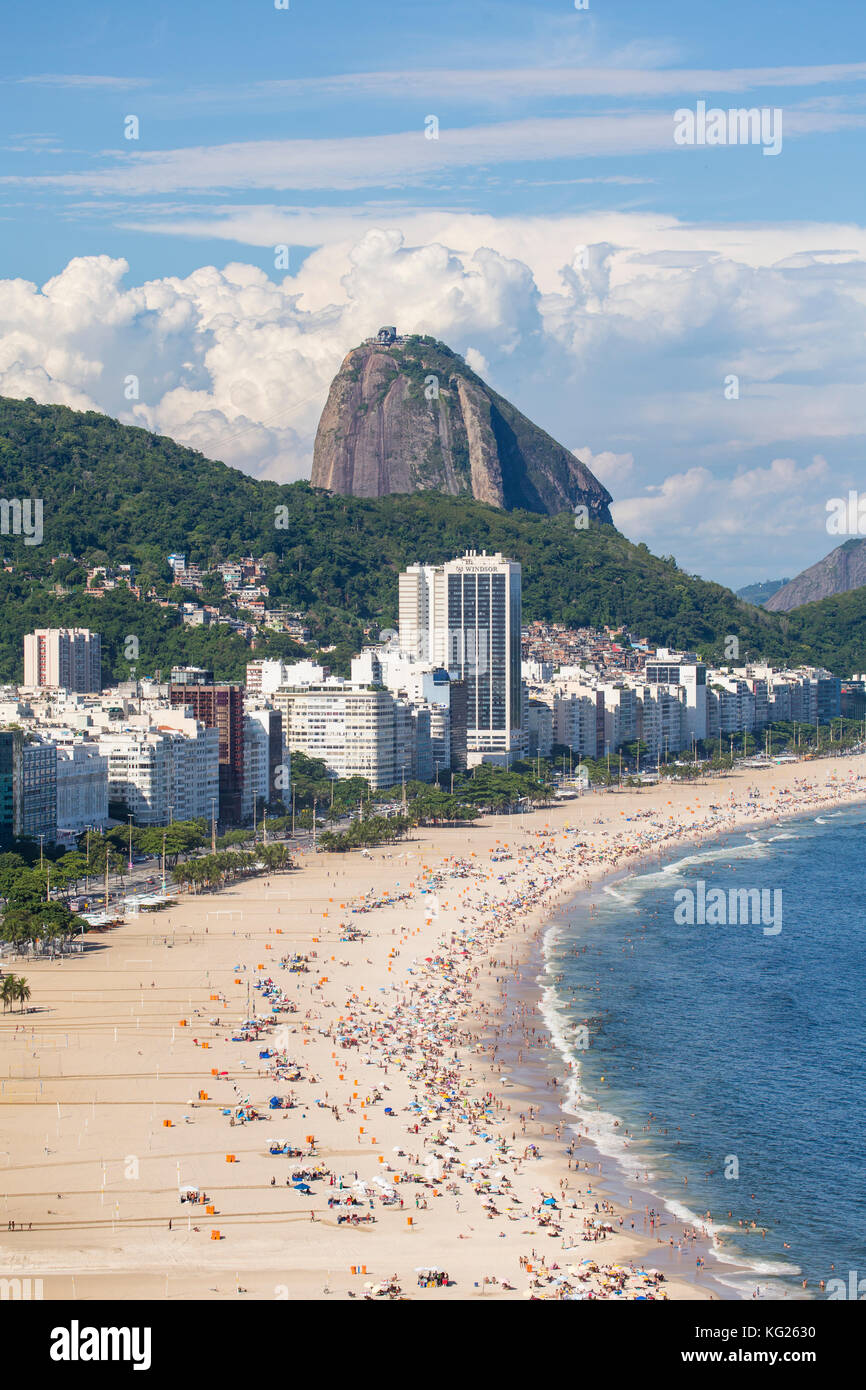 Vista elevada de la playa de Copacabana, Río de Janeiro, Brasil, América del Sur Foto de stock