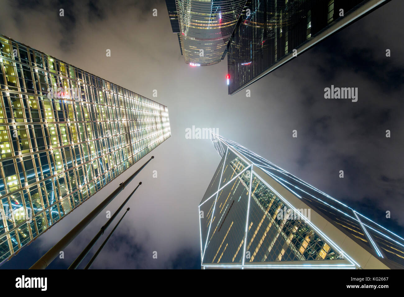 Ángulo de visión baja de rascacielos en el centro, la isla de Hong Kong, Hong Kong, China, Asia Foto de stock