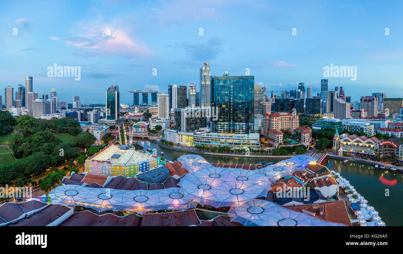 El horizonte de la ciudad y los restaurantes junto al río en el distrito de entretenimiento de Clarke Quay, Singapur, el sudeste de Asia, Asia Foto de stock