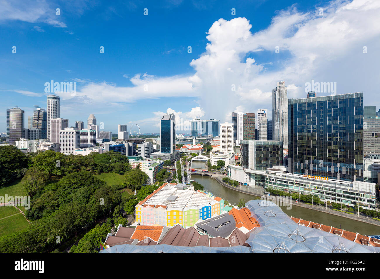 El horizonte de la ciudad y los restaurantes junto al río en el distrito de entretenimiento de Clarke Quay, Singapur, el sudeste de Asia, Asia Foto de stock