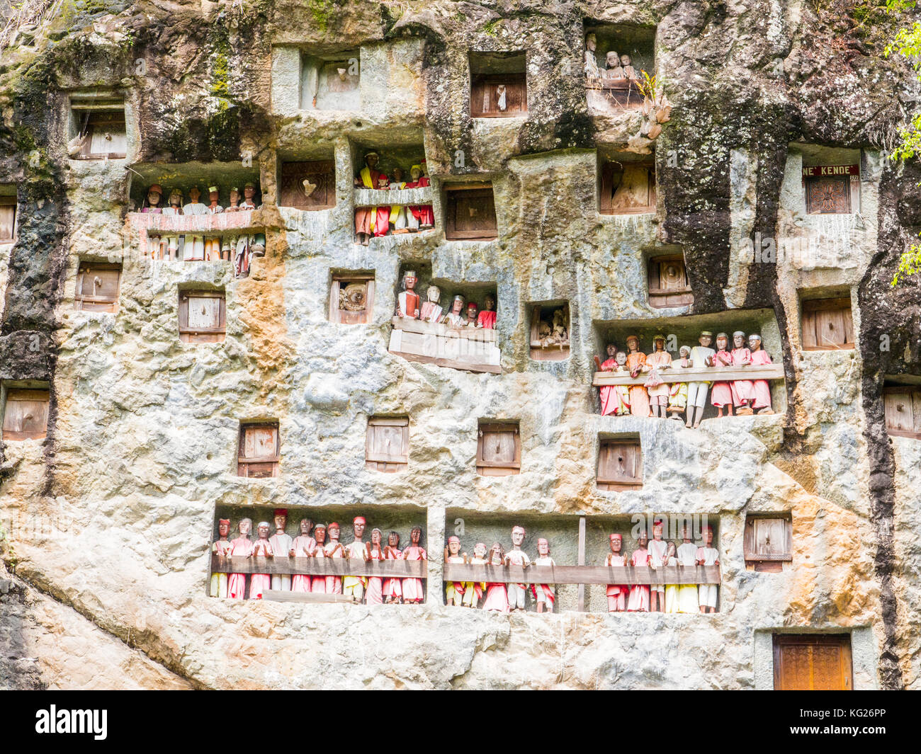 Galerías de tao-taos intercaladas con las puertas de criptas familiares, Tana Toraja, Sulawesi, Indonesia, Sudeste Asiático, Asia Foto de stock