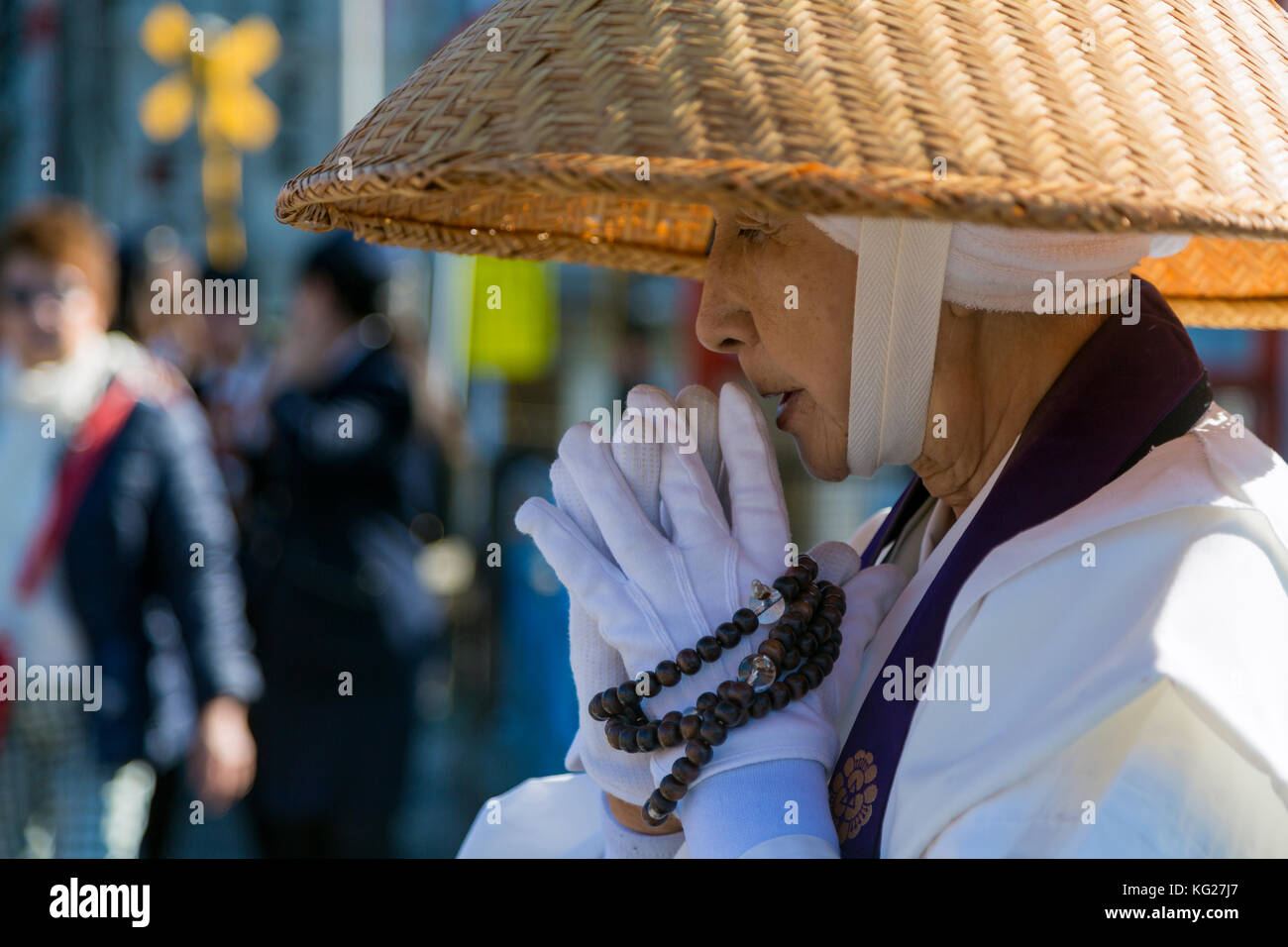 Monje budista japonés femenino recolectando limosnas en el templo Kiyomizudera en Kyoto, Japón, Asia Foto de stock