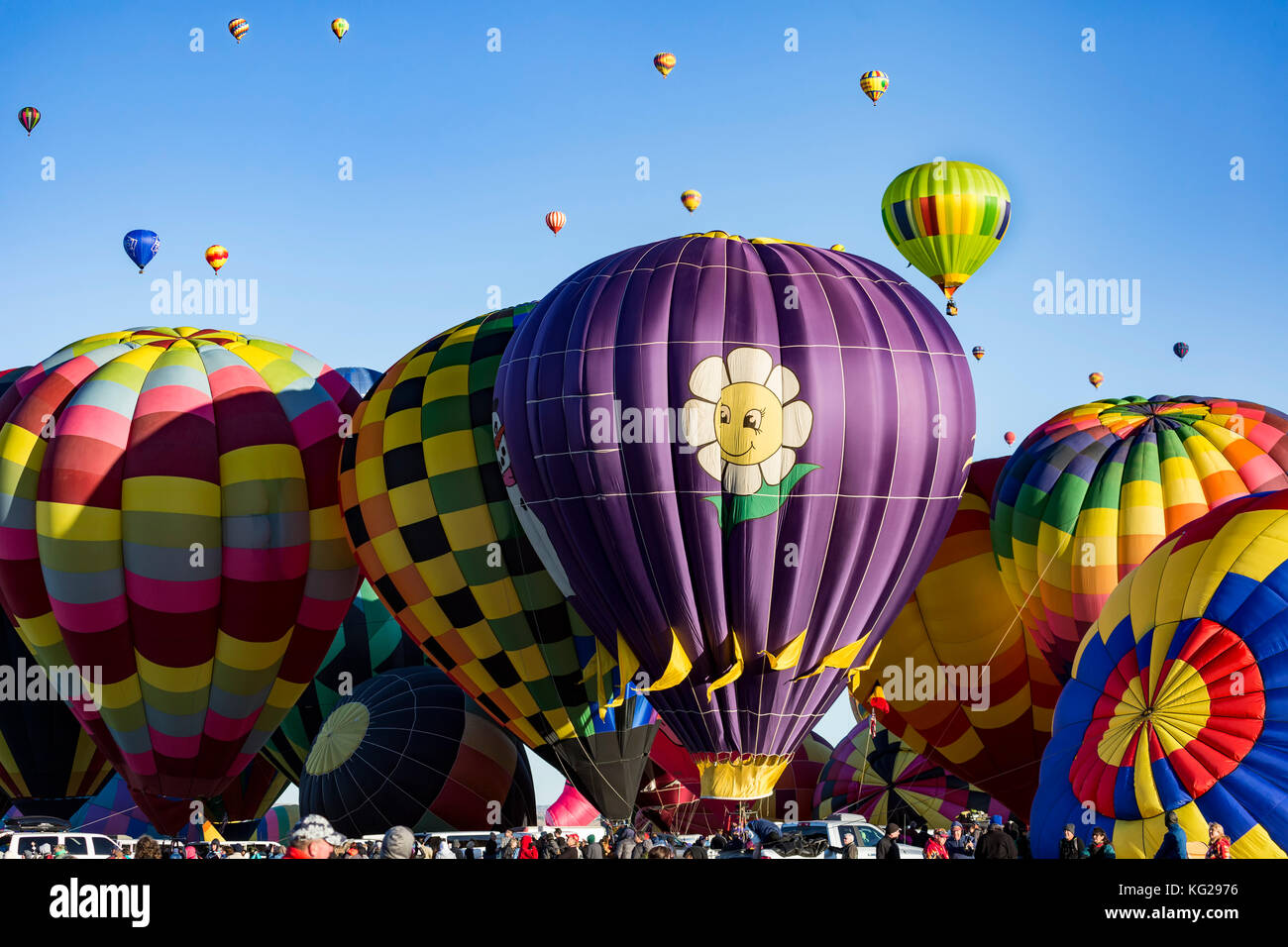 Coloridos globos de aire caliente y multitud, ascensión en masa, Albuquerque International Balloon Fiesta, Albuquerque, Nuevo México, EE.UU. Foto de stock